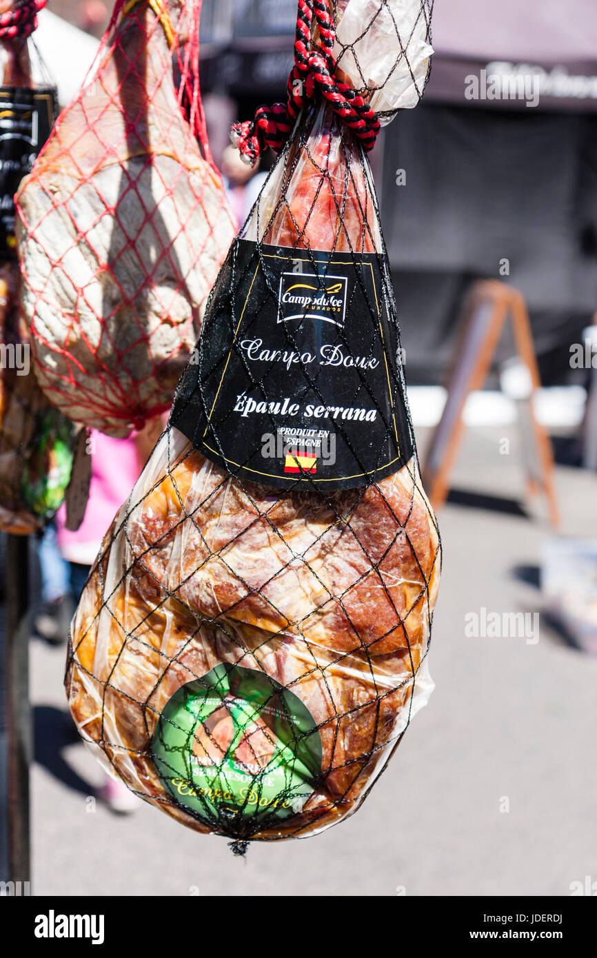 Spanisch getrocknetes Fleisch Epaule Serrana, in der Sonne herumhängen.  verrechnet und mit Label Stockfotografie - Alamy