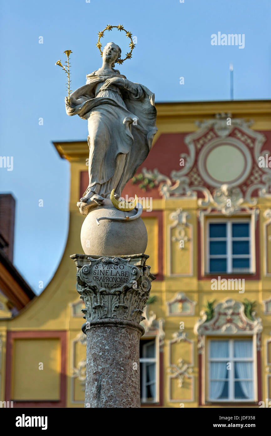 Mariensäule von Marien-Brunnen, aristokratischen Stadthaus Thurn- und Taxishaus, Karls Platz, Neuburg an der Donau Stockfoto
