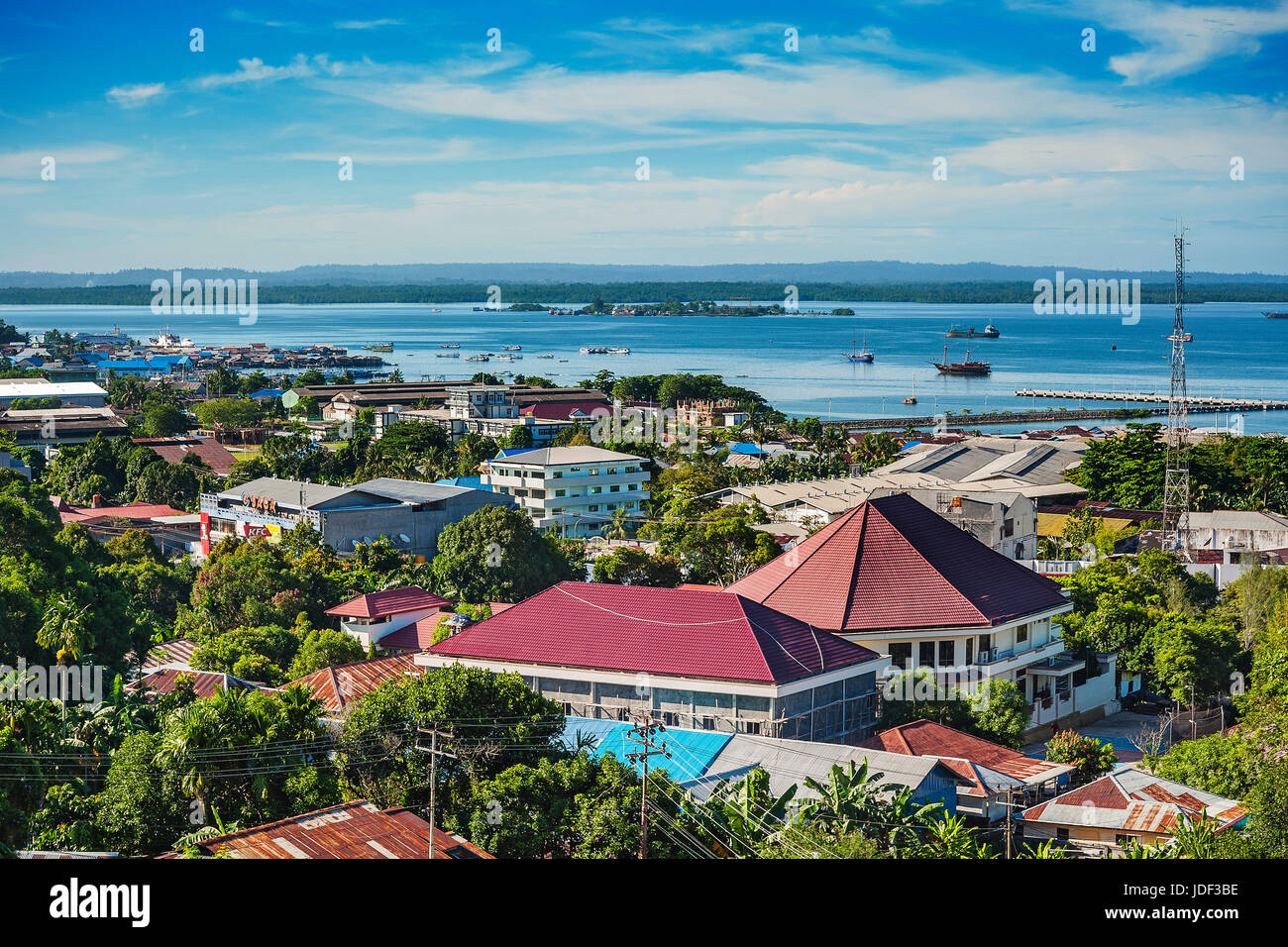 Ansicht der Stadt mit Hafen, Sorong, West-Papua, West-Neuguinea, Indonesien Stockfoto