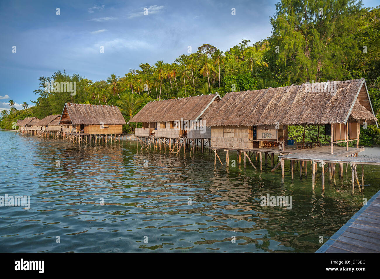 Bungalows, Papua Diving Resort, Kri-Insel in der Dampier-Straße, West-Papua, Indonesien Stockfoto