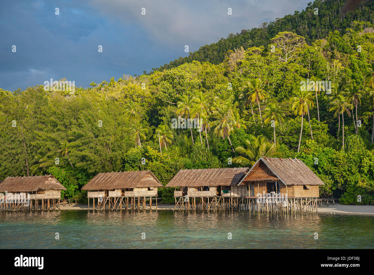 Bungalows, Papua Diving Resort, Kri-Insel in der Dampier-Straße, West-Papua, Indonesien Stockfoto