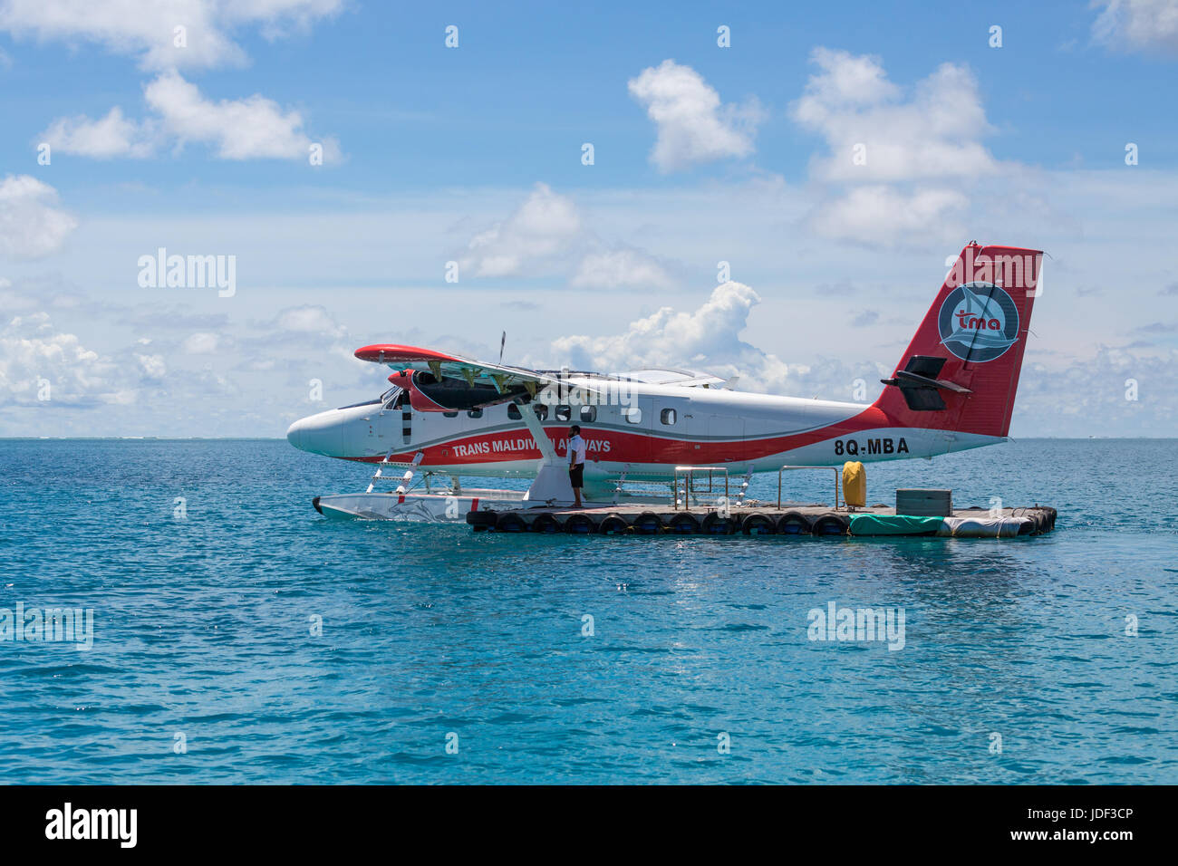 Wasserflugzeug auf der Plattform im offenen Meer, Ari Atoll, Indischer Ozean, Malediven Stockfoto