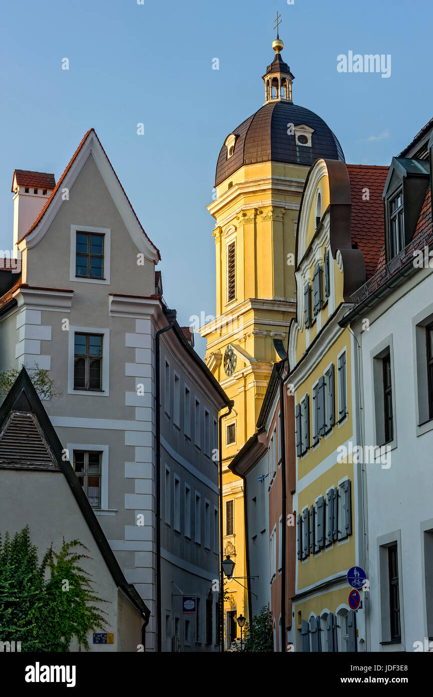 Gasse mit Gericht Kirche Unsere Liebe Frau, St. Mary, Neuburg an der Donau, Upper Bavaria, Bavaria, Germany Stockfoto