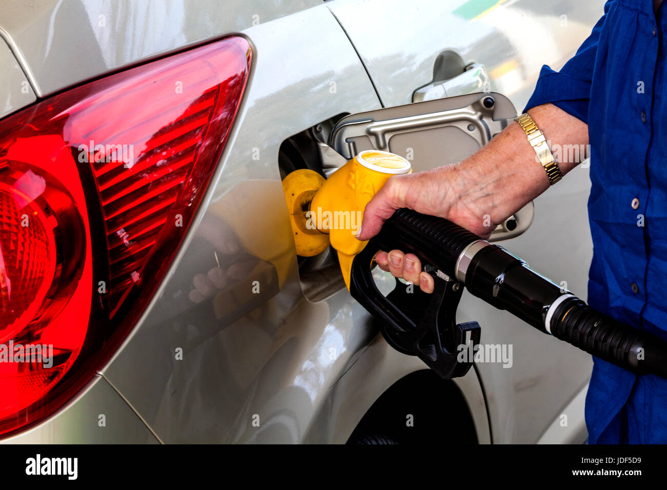 Frauen ihr Auto Befüllung mit Benzin an Tankstelle Stockfoto
