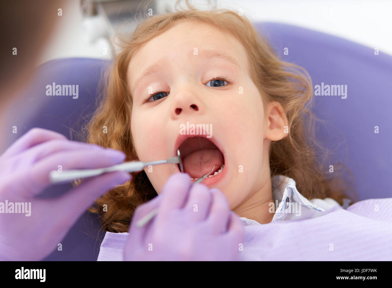 Lächelndes Mädchen beim Zahnarzt Stockfoto