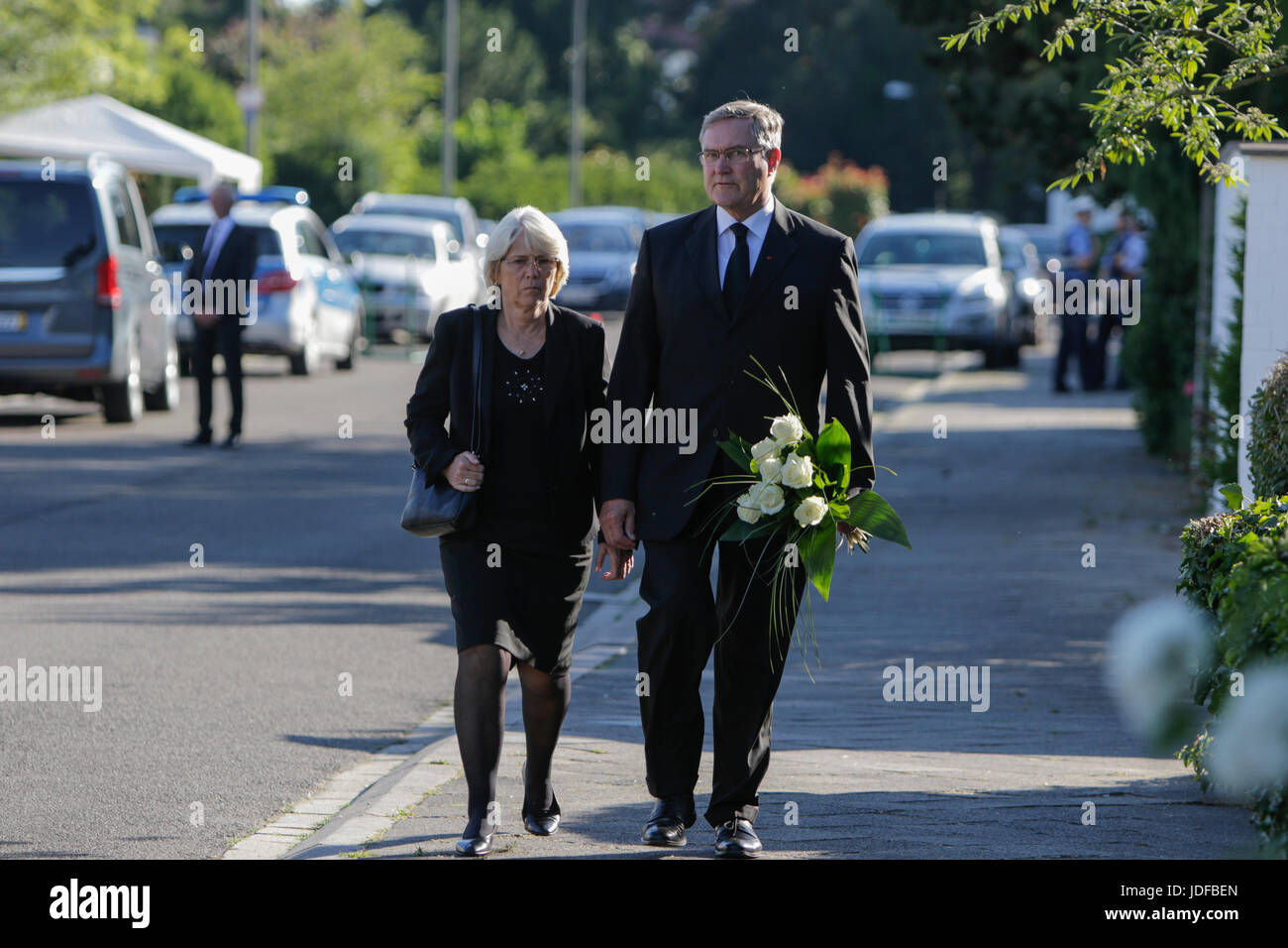 Oggersheim, Deutschland. 19. Juni 2017. Ehemalige deutsche Verteidigungsminister Franz Josef Jung und seine Frau Gabriella kommen in der ehemaligen Residenz von Helmut Kohl. Langfristigen politischen Weggefährten Theo Waigel, der als Bundesminister der Finanzen unter Helmut Kohl war, kam seine Aufwartung seiner Witwe 3 Tage nach dem Tod des ehemaligen Bundeskanzlers in seinem Haus in Oggersheim. Bildnachweis: Michael Debets/Pacific Press/Alamy Live-Nachrichten Stockfoto