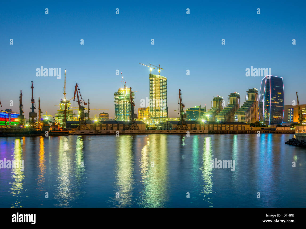 Nachtansicht der Seehafen in Baku Aserbaidschan Stockfoto