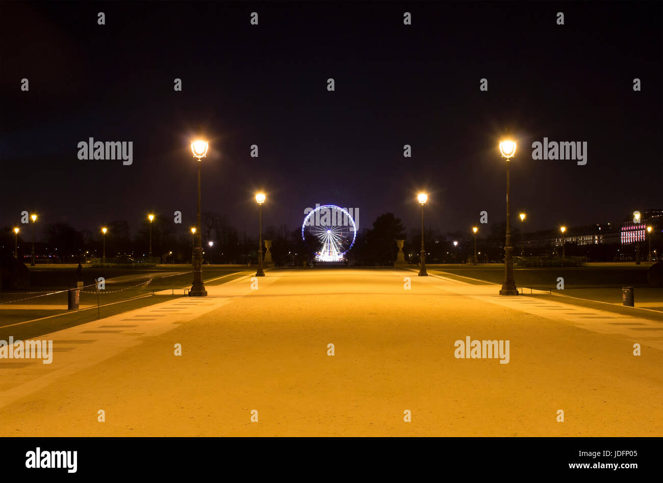 Nachtansicht des erleuchteten Riesenrad in Motion blur vom Jardin des Tuileries in Paris. Es ist ein langer belichtetes Bild. Stockfoto
