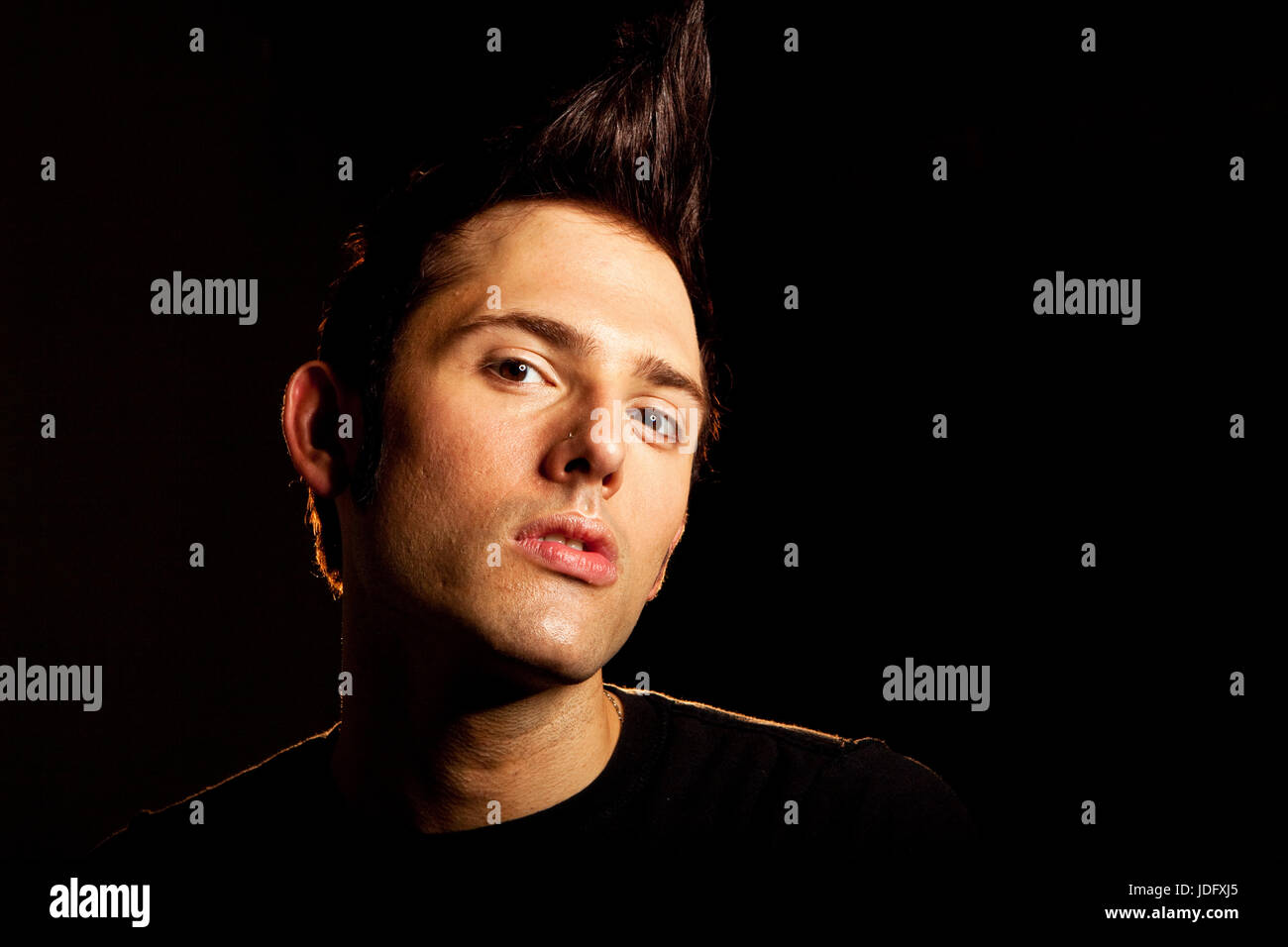 Jungen Punkrocker starrte und auf der Suche bedeuten. Stockfoto