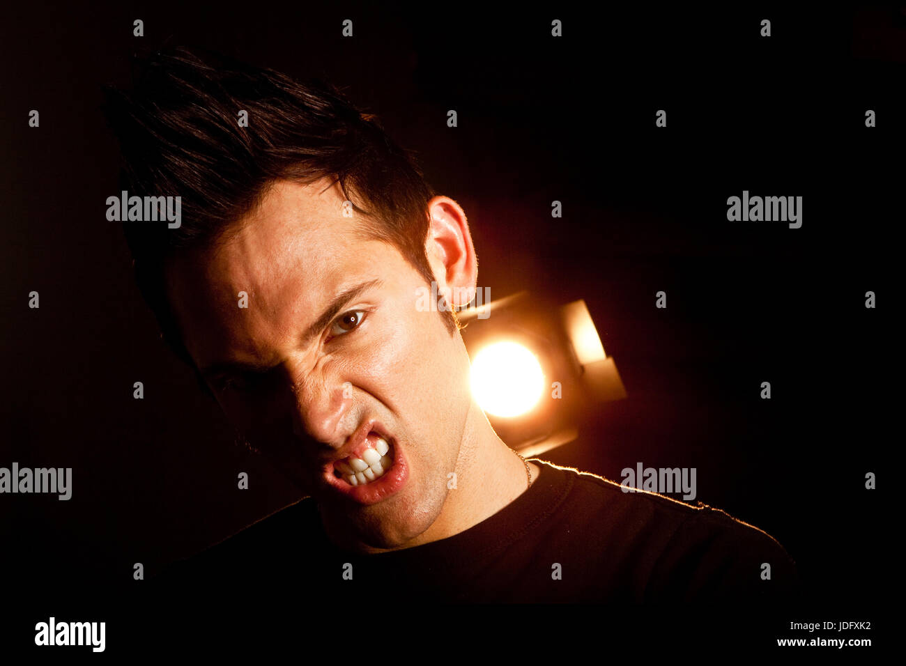 Jungen Punkrocker starrte und auf der Suche bedeuten. Stockfoto