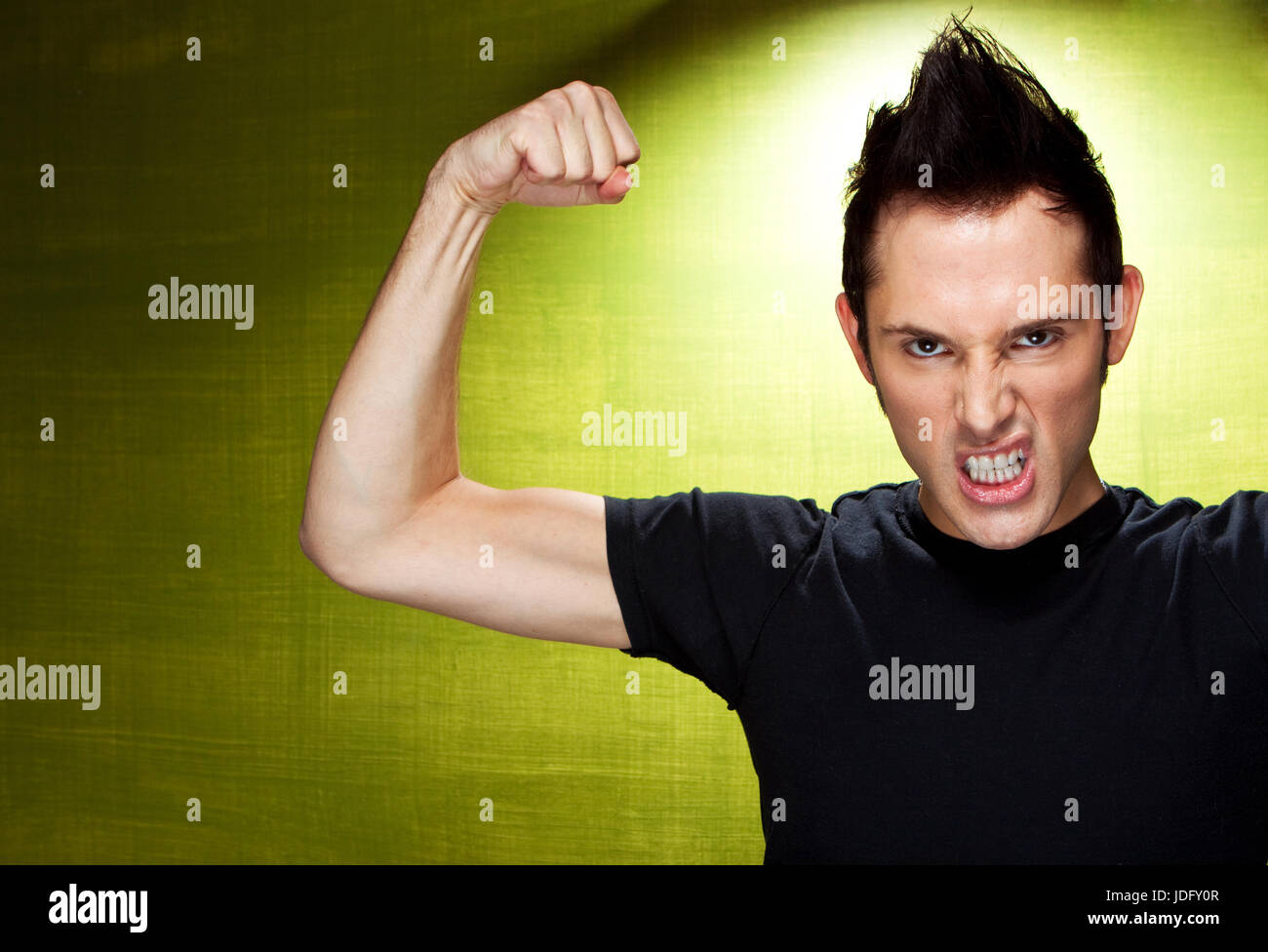 Jungen Punkrocker starrte und auf der Suche bedeuten. Stockfoto