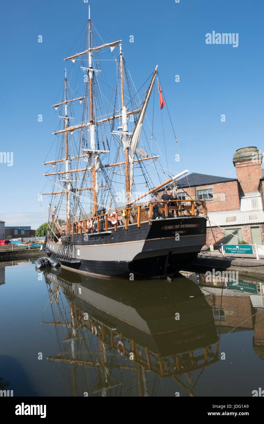 Dreimaster Viermastbark Earl of Pembroke in Gloucester Docks für Reparaturen Stockfoto