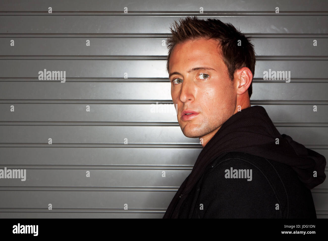 Hübscher junger muskulöser Mann isoliert. Stockfoto