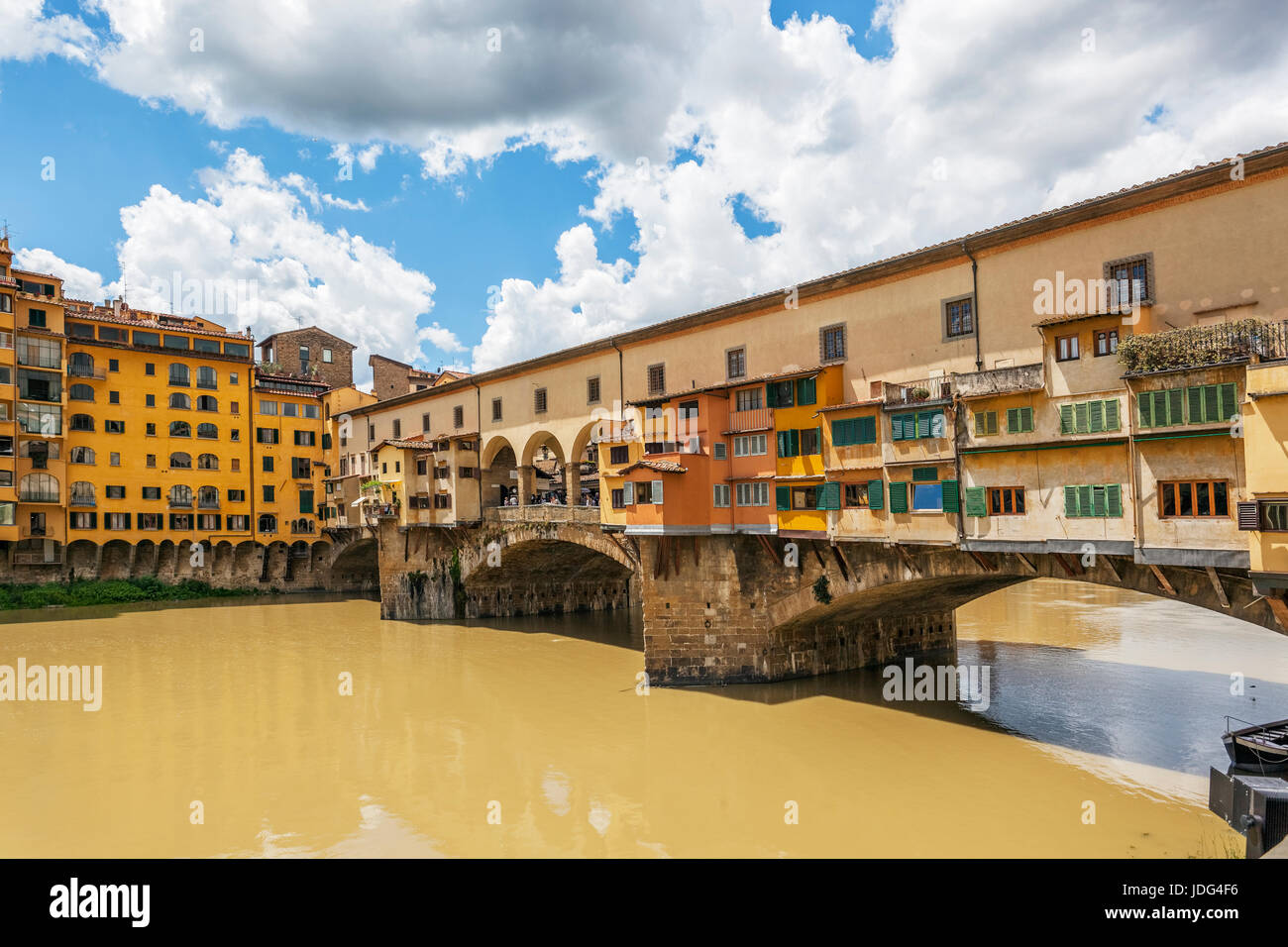 Der Fluss Arno und Ponte Vecchio Brücke in Firenze (Florenz), Italien Stockfoto