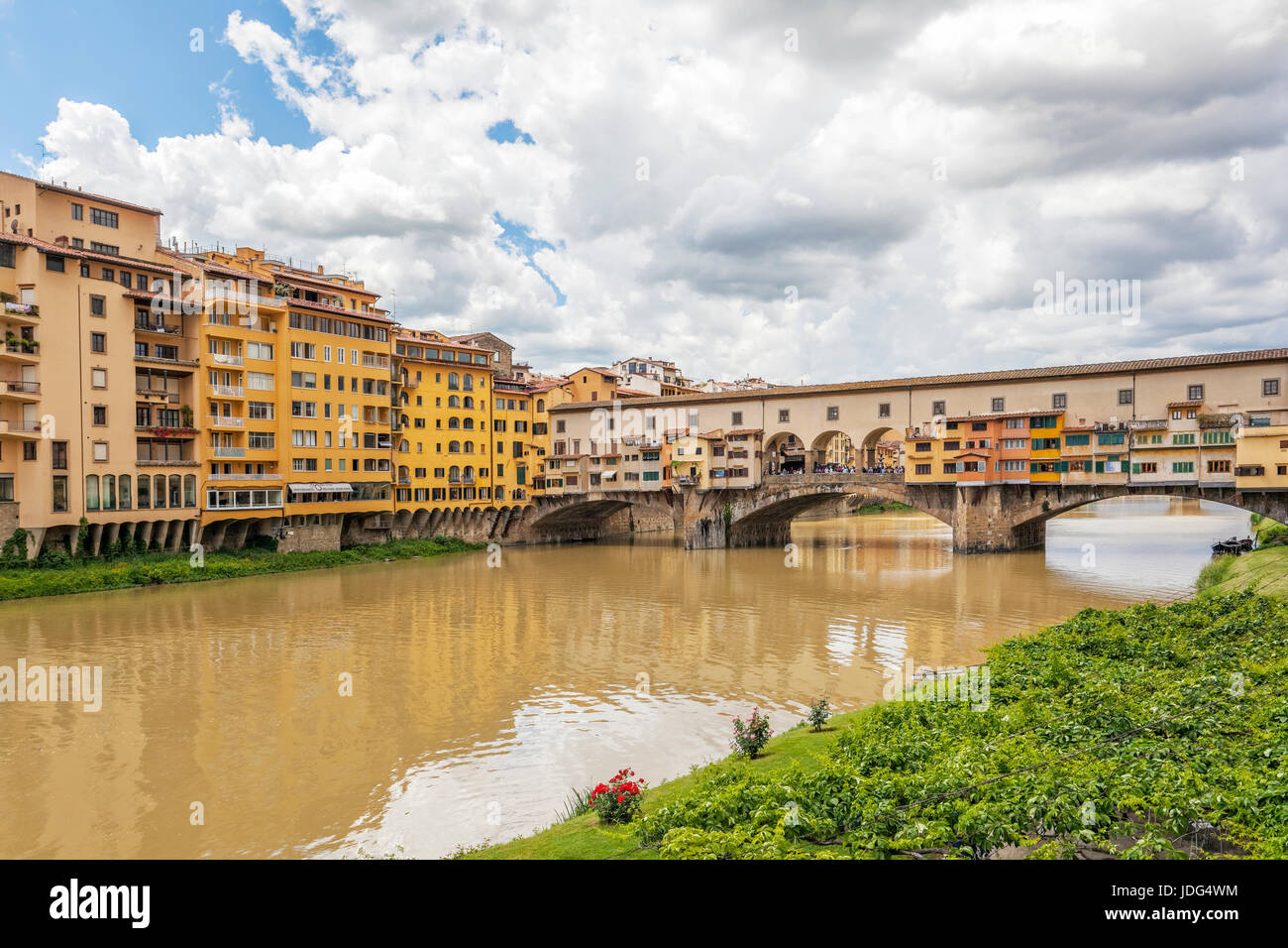 Der Fluss Arno und Ponte Vecchio Brücke in Firenze (Florenz), Italien Stockfoto
