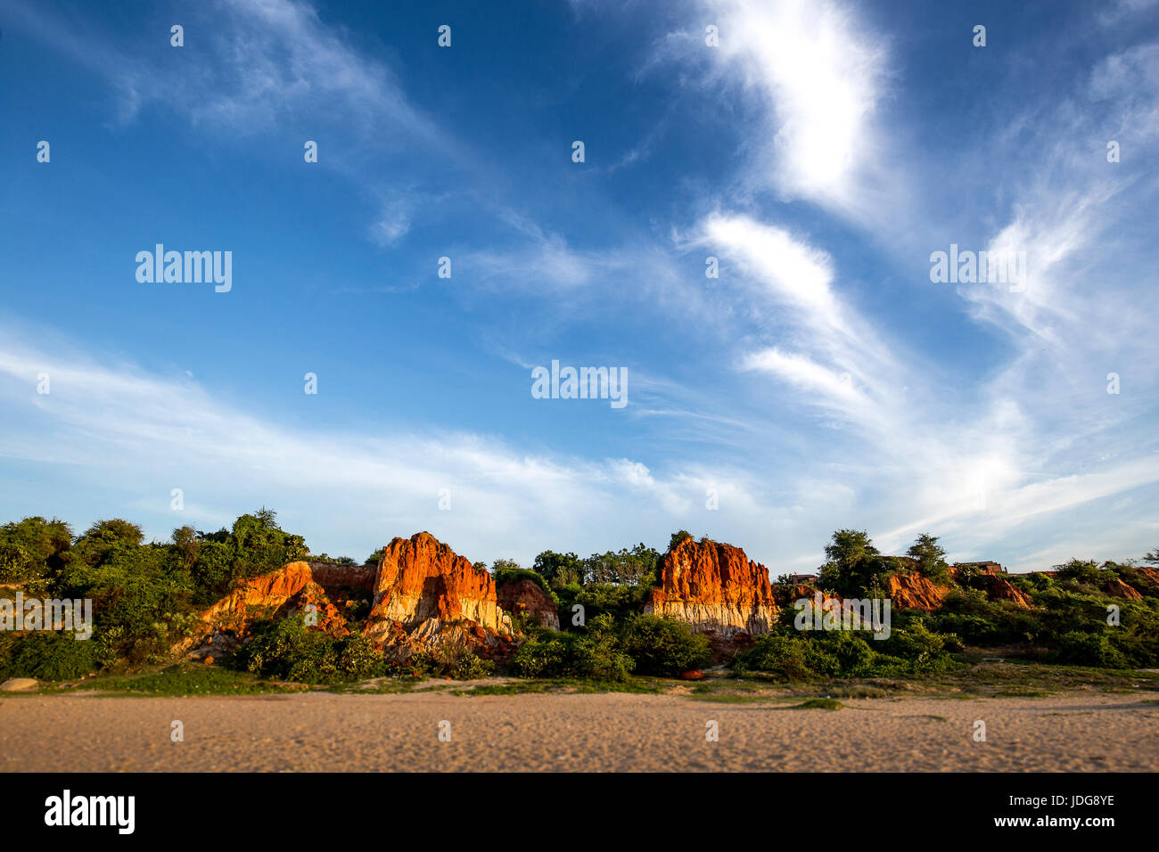 Ganh Sohn Viet Nam Tuy Phong Binh Thuan rote Felsen Wolken blau ksy Stockfoto