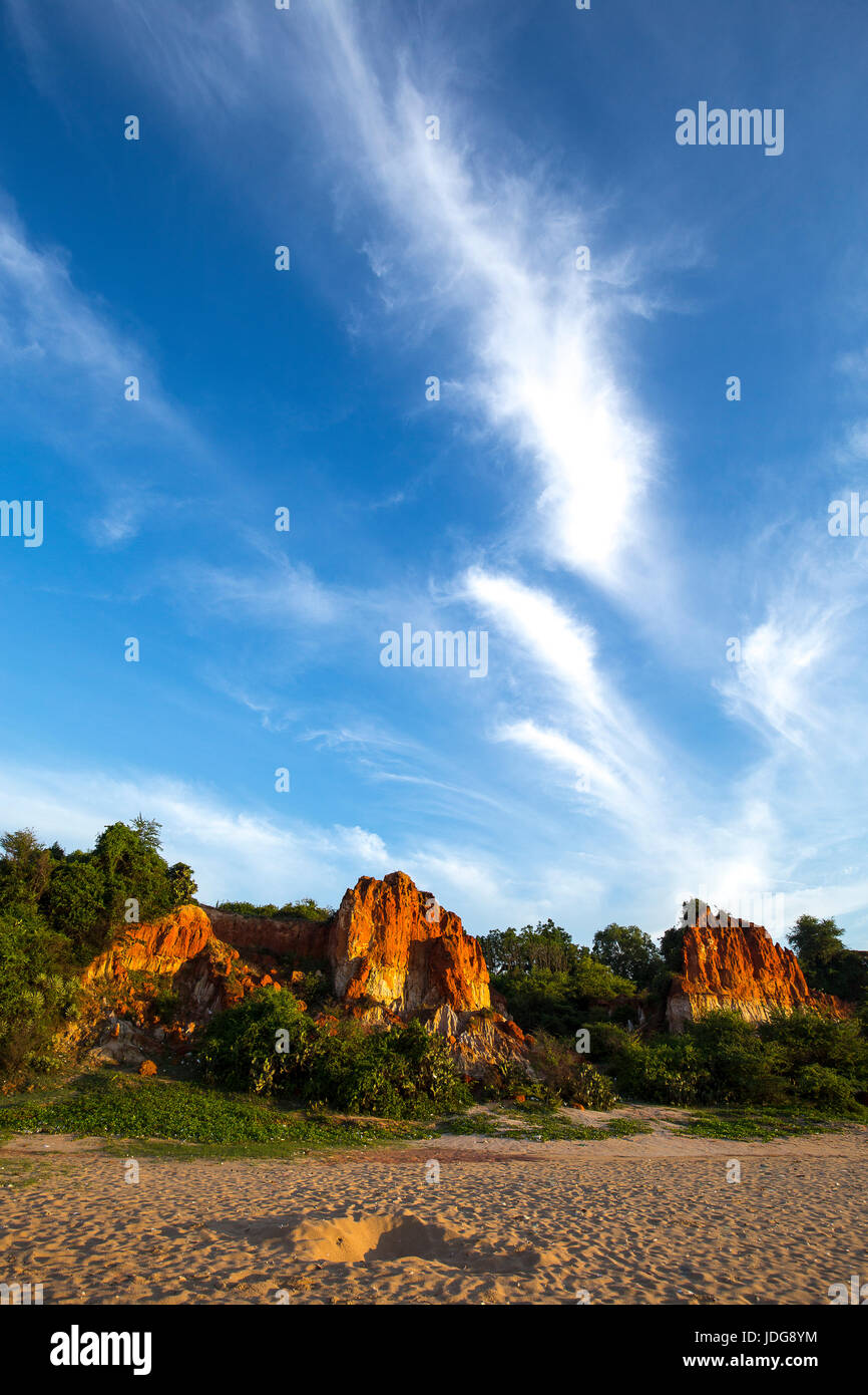 Ganh Sohn Viet Nam Tuy Phong Binh Thuan rote Felsen Wolken blau ksy Stockfoto