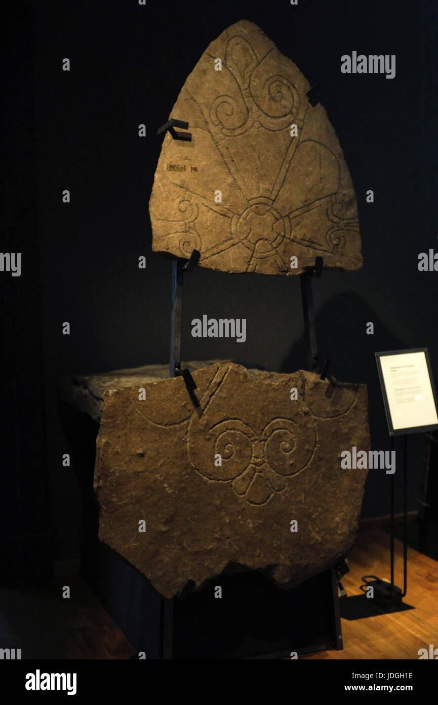 Stein-Sarg. 11. Jahrhundert. Die Stones kommen aus der Kirche von Husaby. Provinz von Vastergotland. Das historische Museum. Stockholm. Schweden. Stockfoto