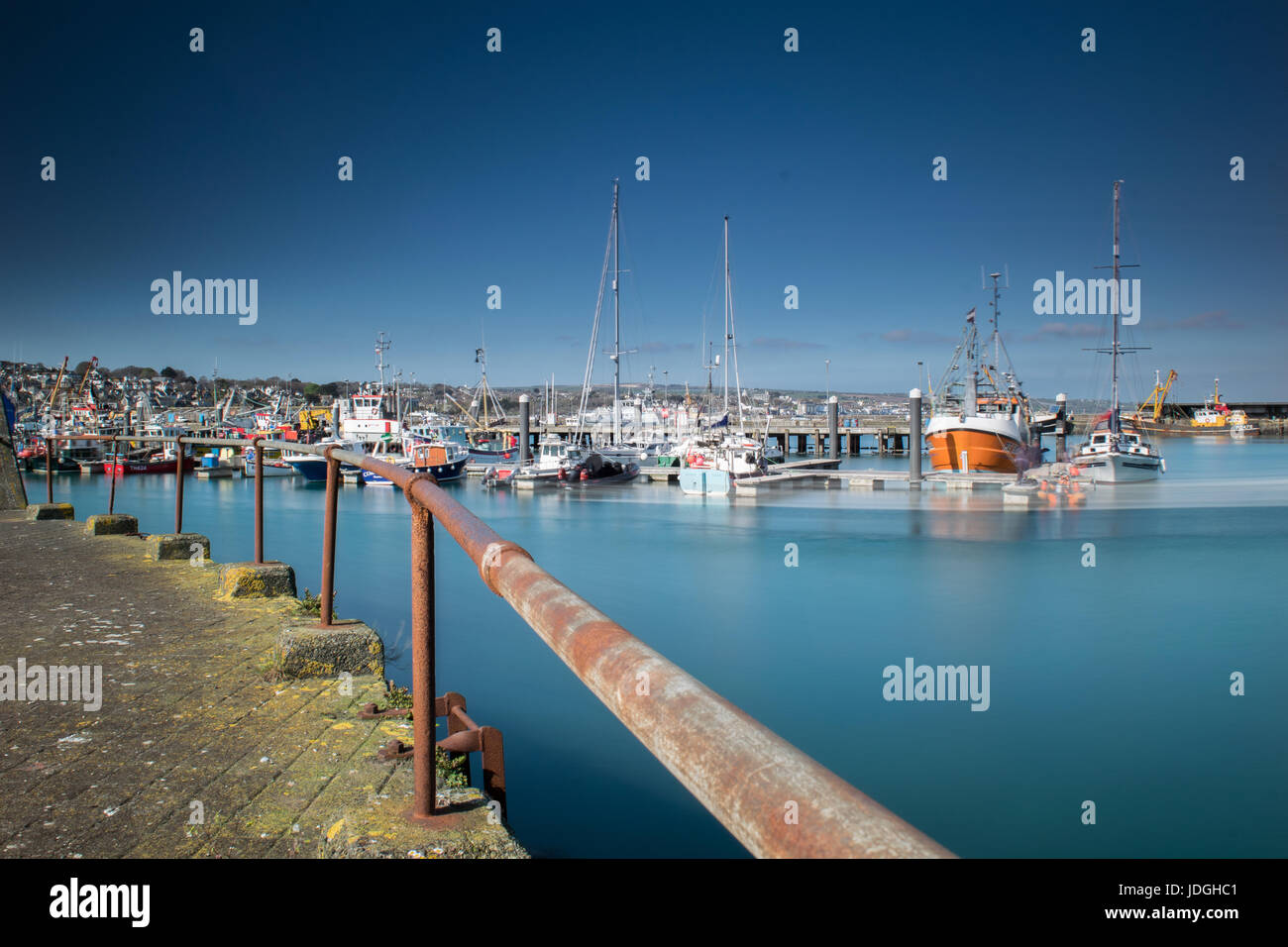 Newlyn Harbour und die Fischerboote im Sommer. Stockfoto