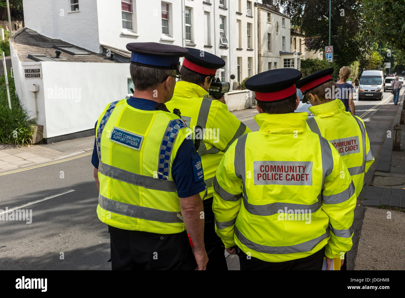 Polizist Gemeinschaft Unterstützung und Gemeinschaft Polizeikadetten mit Geschwindigkeit Pistole in der Straße, England, UK Stockfoto