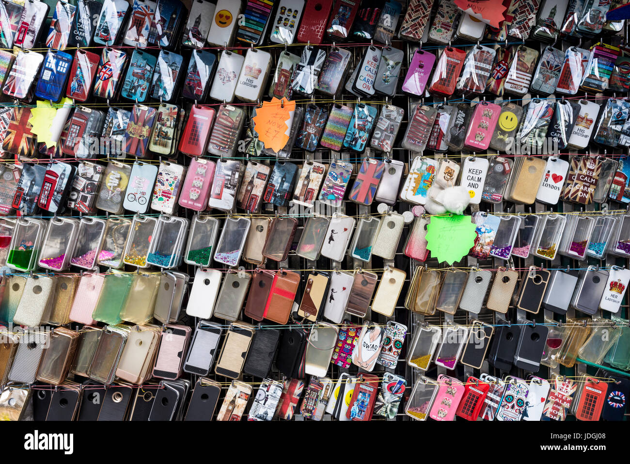 Bunte Anzeige von Handy-Abdeckungen, London, UK Stockfoto