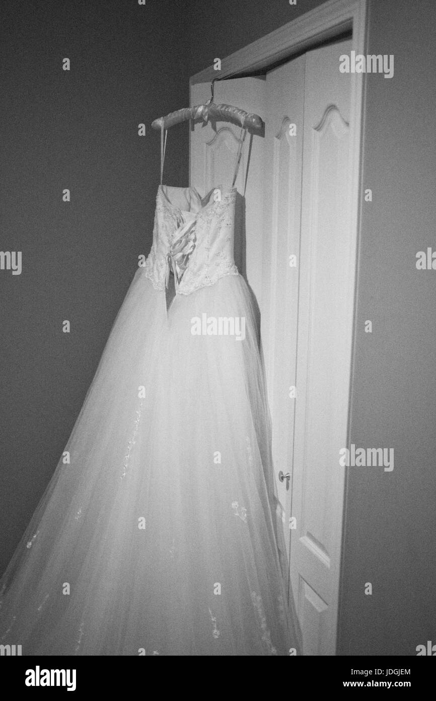 Brautkleid Braut an Tür hängen Stockfoto