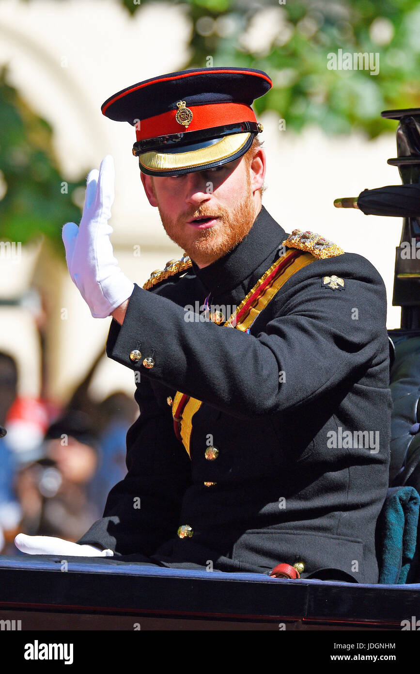 Prinz Harry in seiner zeremoniellen Blues- und Royals-Militäruniform in Trooping the Colour 2017, The Mall, London, Großbritannien Stockfoto