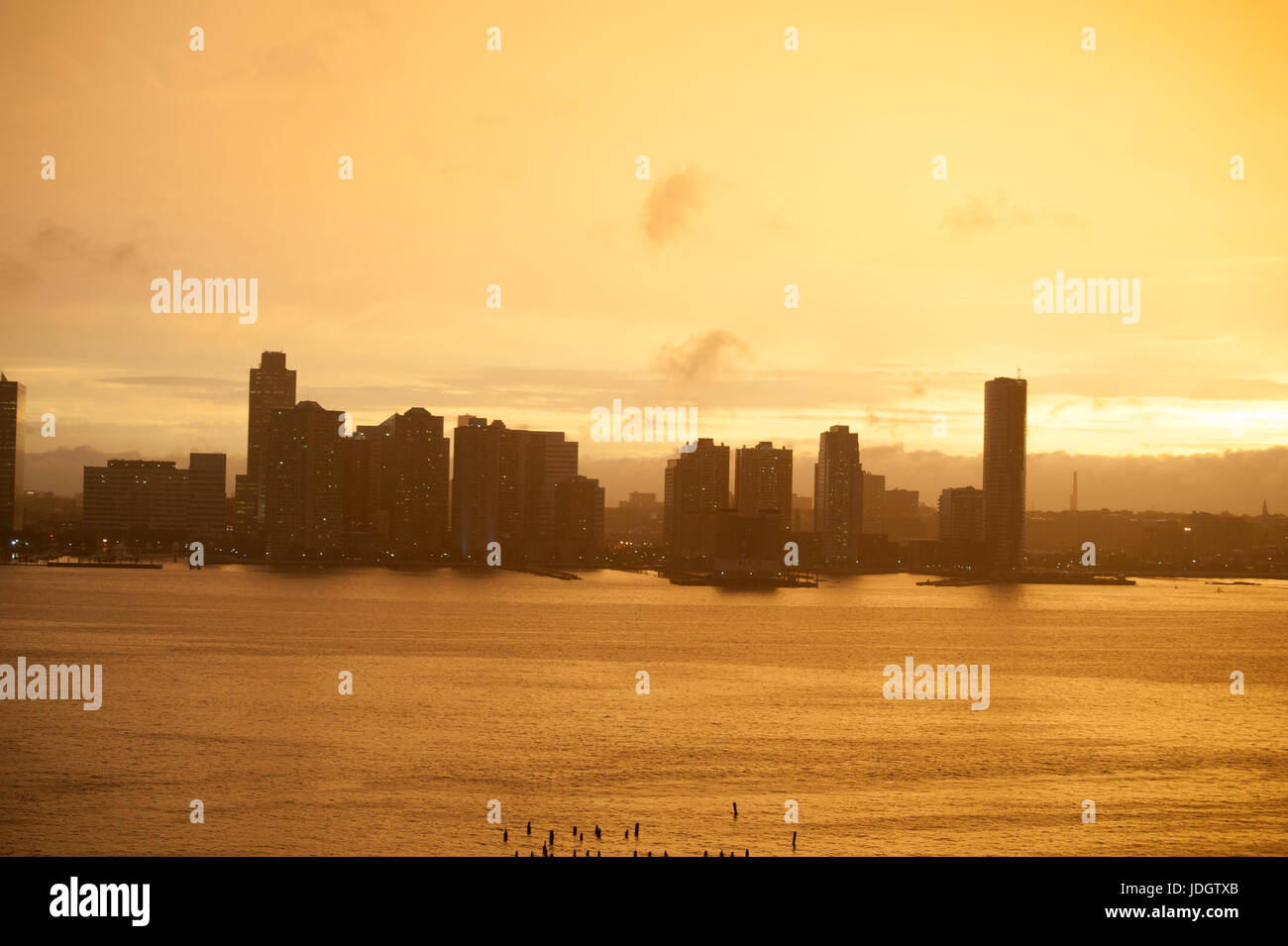 Nach einem Gewitter mit starkem Regen, starkem Wind und Donner der Regen nachgelassen in Richtung Sonnenuntergang. Es war immer noch regnet, das goldene Licht verbreiten. Stockfoto