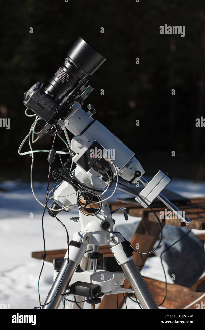 Professionelle Astrofotografie Einrichtung ausgestattet mit DSLR Kamera,  Tele-Objektiv und Guider Umfang bereit für Nacht-session Stockfotografie -  Alamy