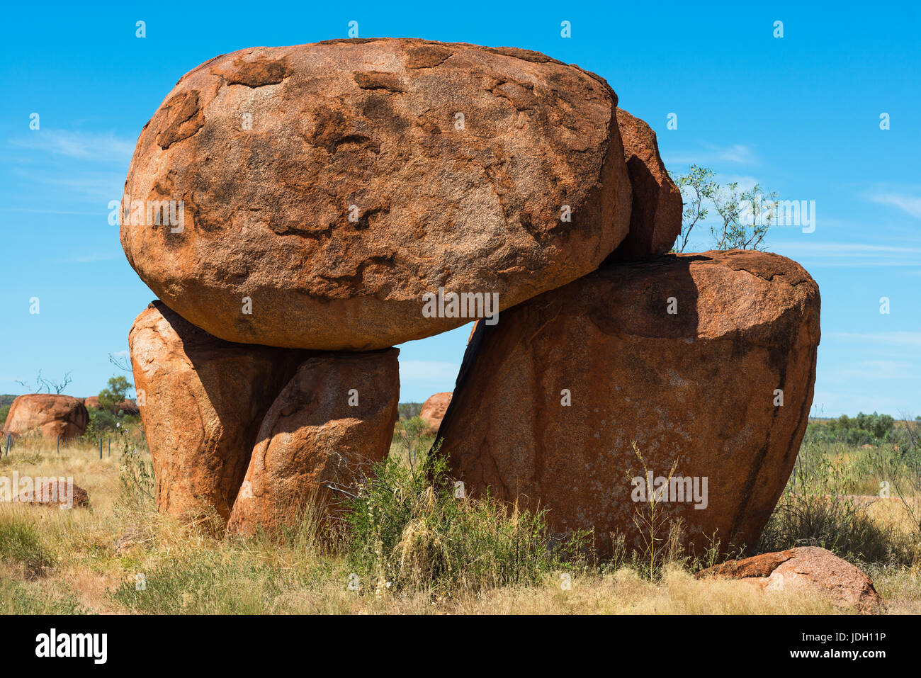 Devils Marbles - Felsen aus rotem Granit sind auf Grundgestein, Australien, Northern Territory ausgeglichen. Stockfoto