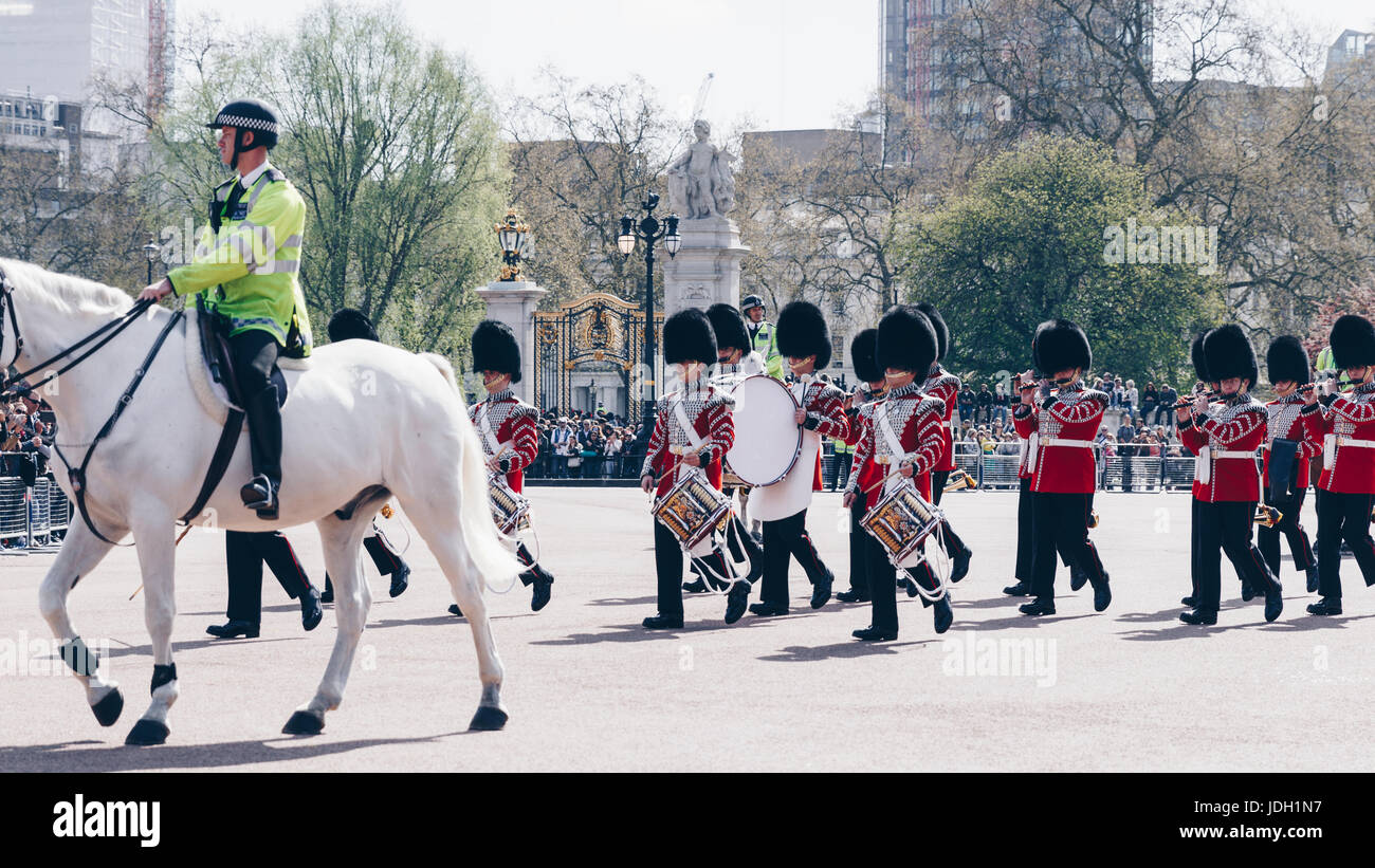 London, England - 4. April 2017 - die Wachablösung am Buckingham Palace, London, Vereinigtes Königreich. Stockfoto