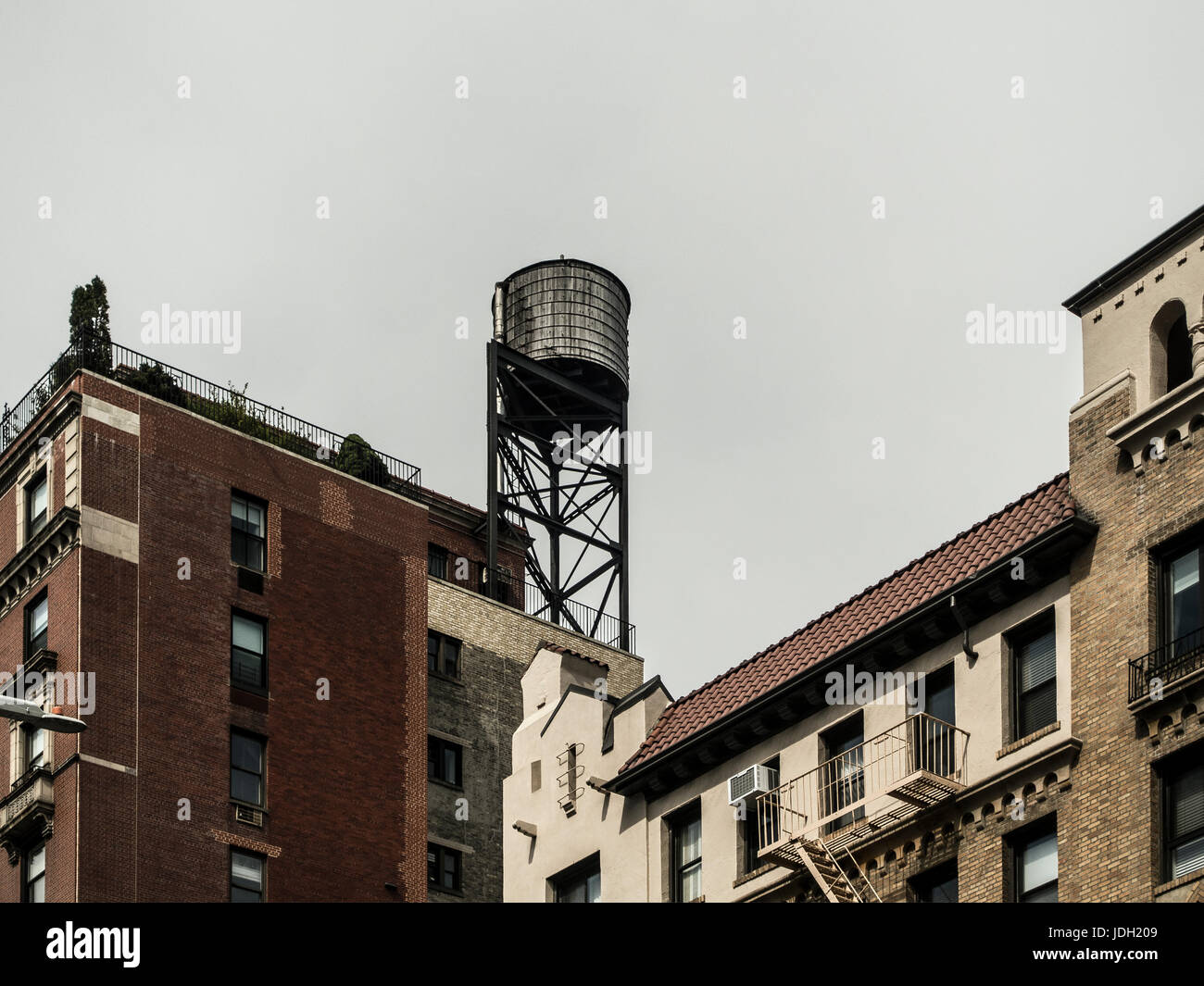 New York City auf dem Dach Wasserturm tank Stockfoto