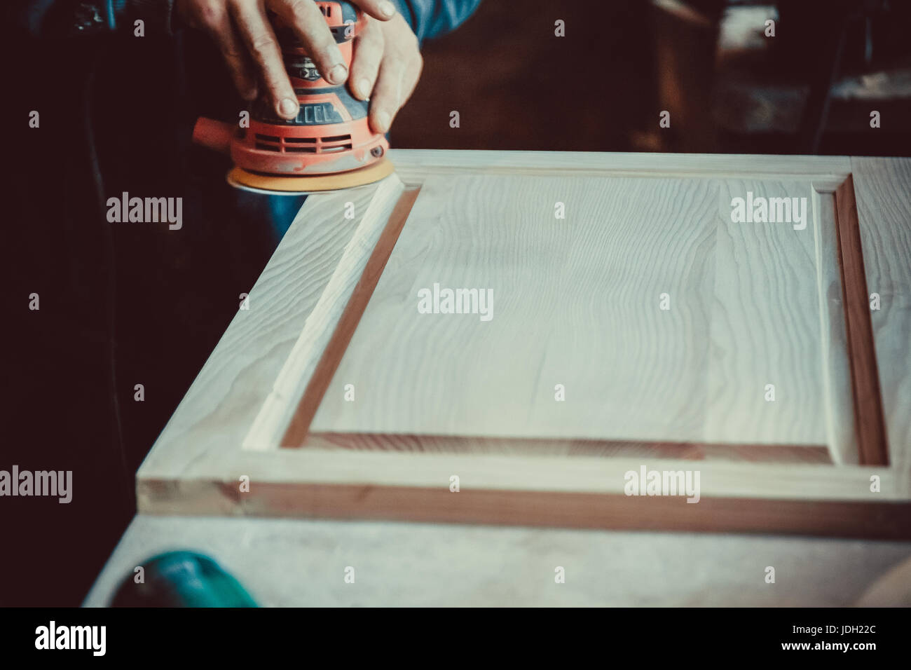 Nahaufnahme der Tischler mit Sander für Holzmöbel. Soft-Fokus. Flachen DOF. Stockfoto