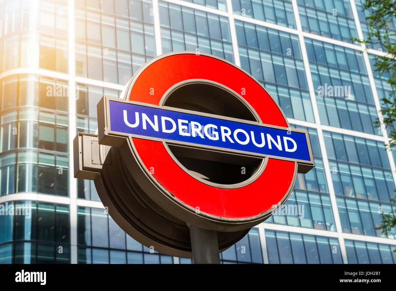 London, England - 3. April 2017: The London Underground Zeichen außerhalb der Canary Wharf Station in finanziellen District.The London "Underground" Logo wird Stockfoto