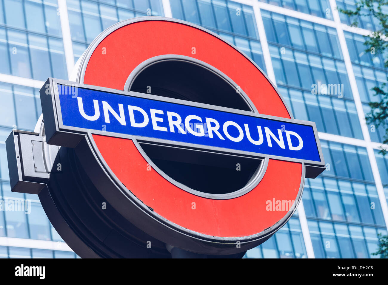 London, England - 3. April 2017: The London Underground Zeichen außerhalb der Canary Wharf Station in finanziellen District.The London "Underground" Logo wird Stockfoto