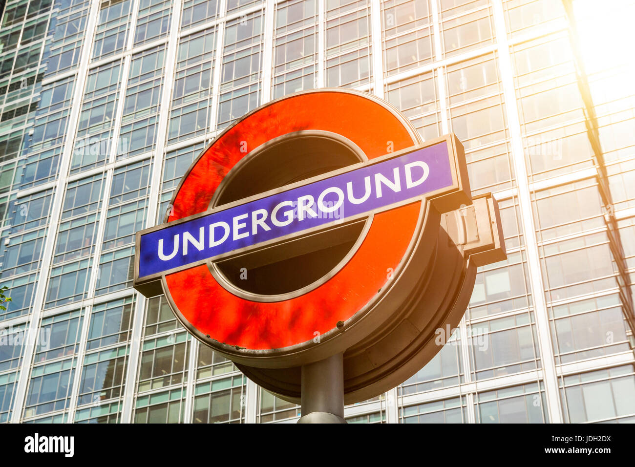 London, England - 3. April 2017: The London Underground Zeichen außerhalb der Canary Wharf Station in finanziellen District.The London "Underground" Logo wird Stockfoto