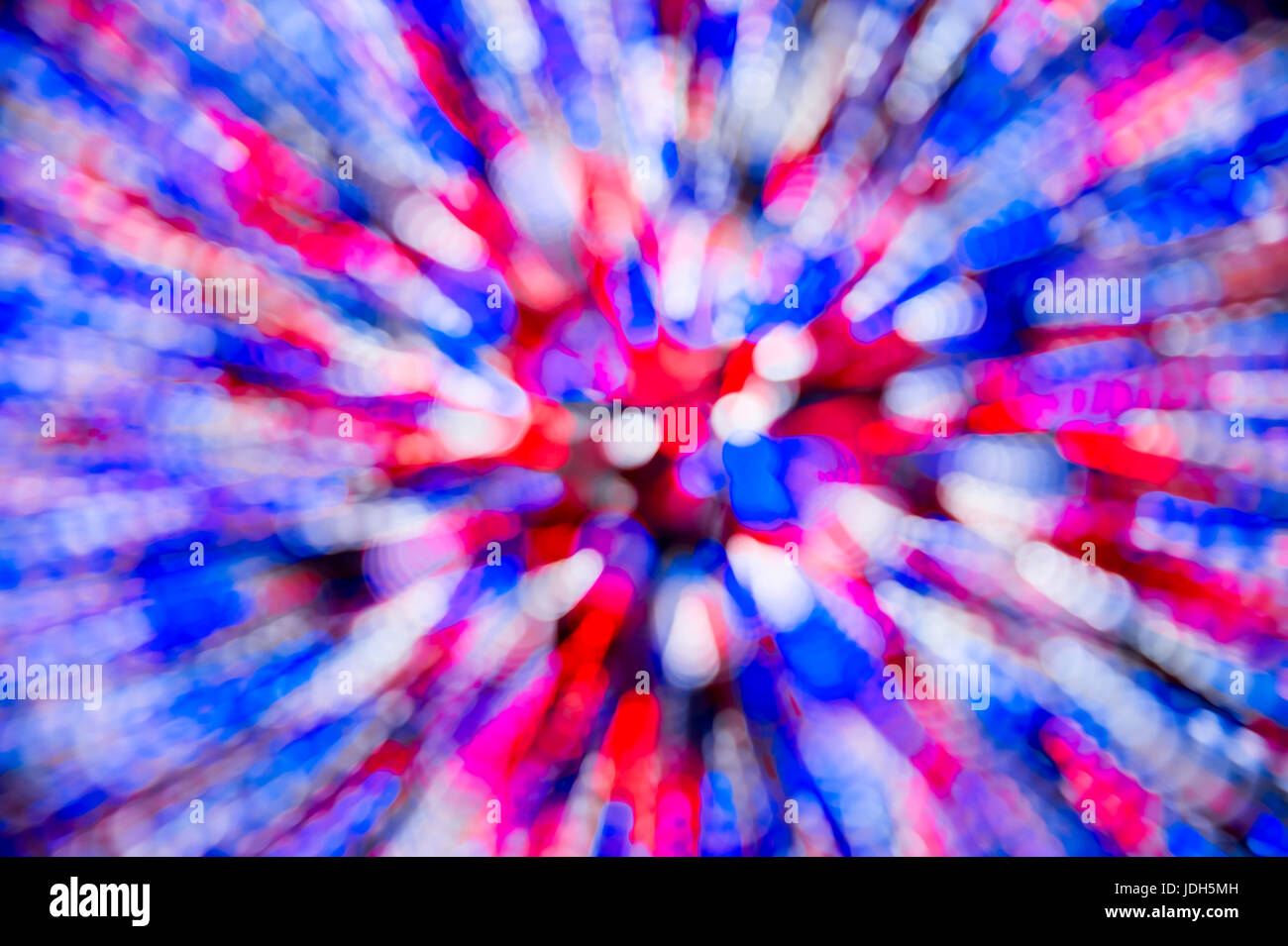 Abstrakte Bokeh Lichter in patriotischen rot, weiß und blau in Zoom blur Stockfoto