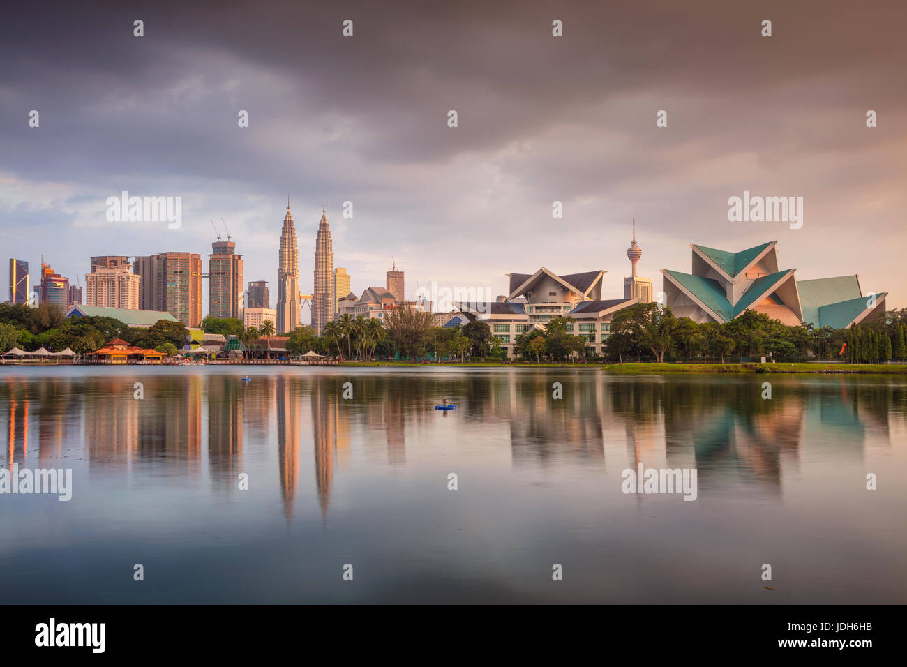 Kuala Lumpur. Stadtbild Bild der Skyline von Kuala Lumpur während des Sonnenuntergangs. Stockfoto