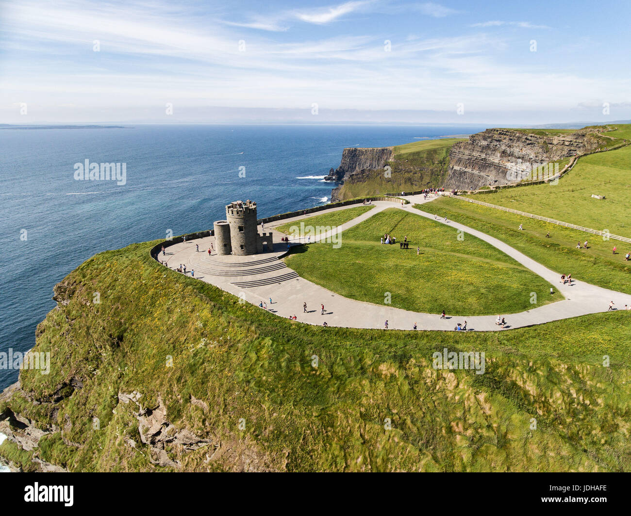 Welt Vogelperspektive berühmten Luftaufnahmen Drohne von den Cliffs of Moher im County Clare, Irland. Schöne irische Landschaft auf den wilden Atlantik W Stockfoto