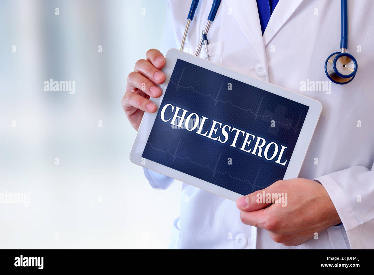 Kaukasische allgemeine Arzt mit Tablet mit Cholesterin-Nachricht.  Vordere Position halben Körper ohne Kopf. Horizontale Komposition. Stockfoto