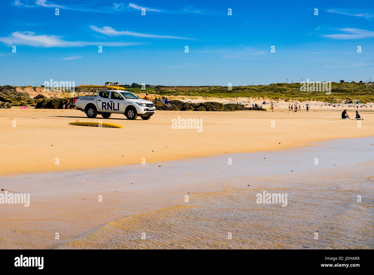 RNLI Van sitzt und das Meer Nachtschwärmer um sie zu beschützen-Uhren Stockfoto