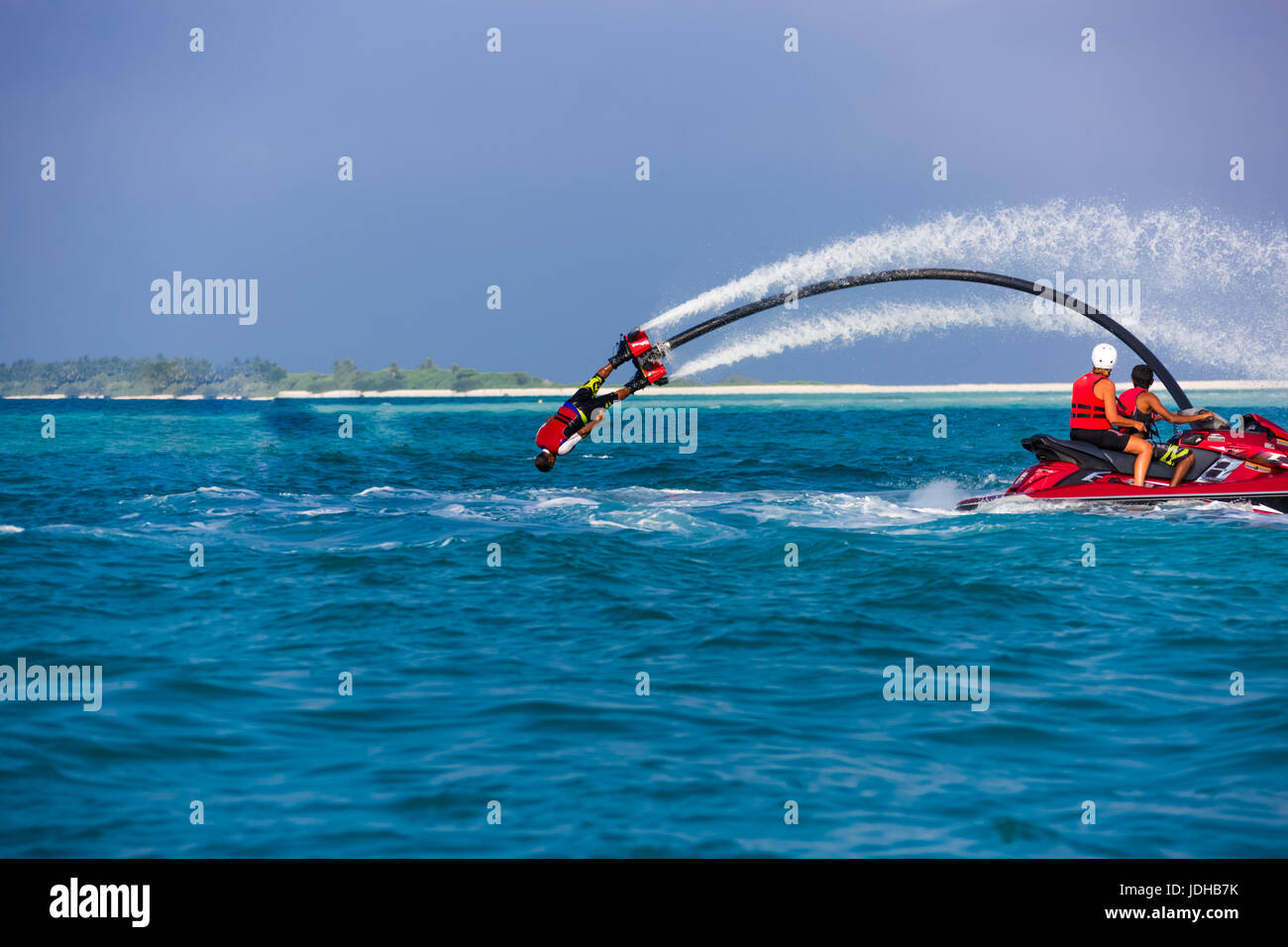 Vorstand im tropischen Meer Hintergrund fliegen, Mann ins tiefe Wasser springen. Jet ski powered Wassersportgeräten Stockfoto