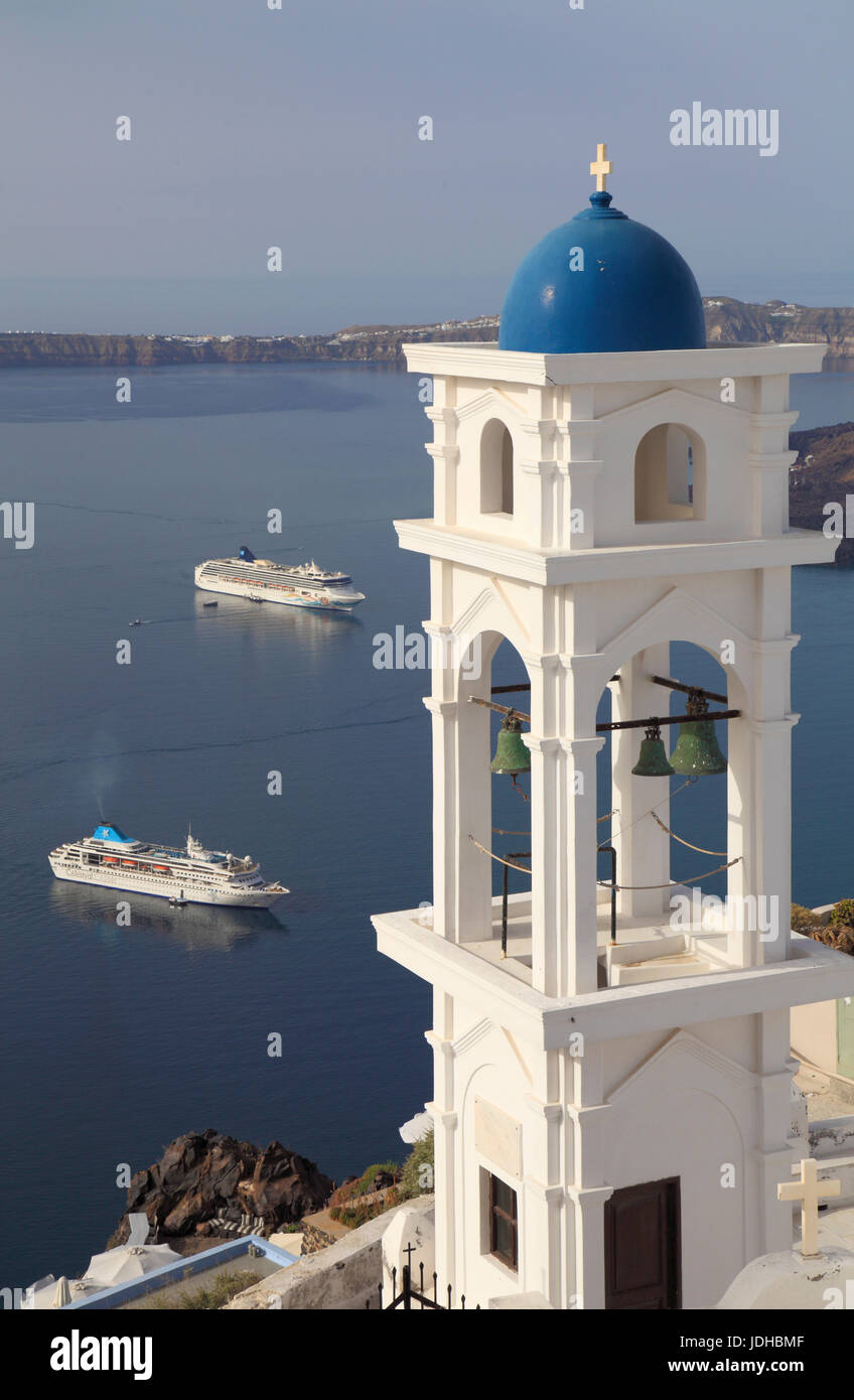 Cyclades, Santorini, Imerovigli, Griechenland, Anastasi Kirche, Glockenturm, Kreuzfahrtschiffe, Stockfoto