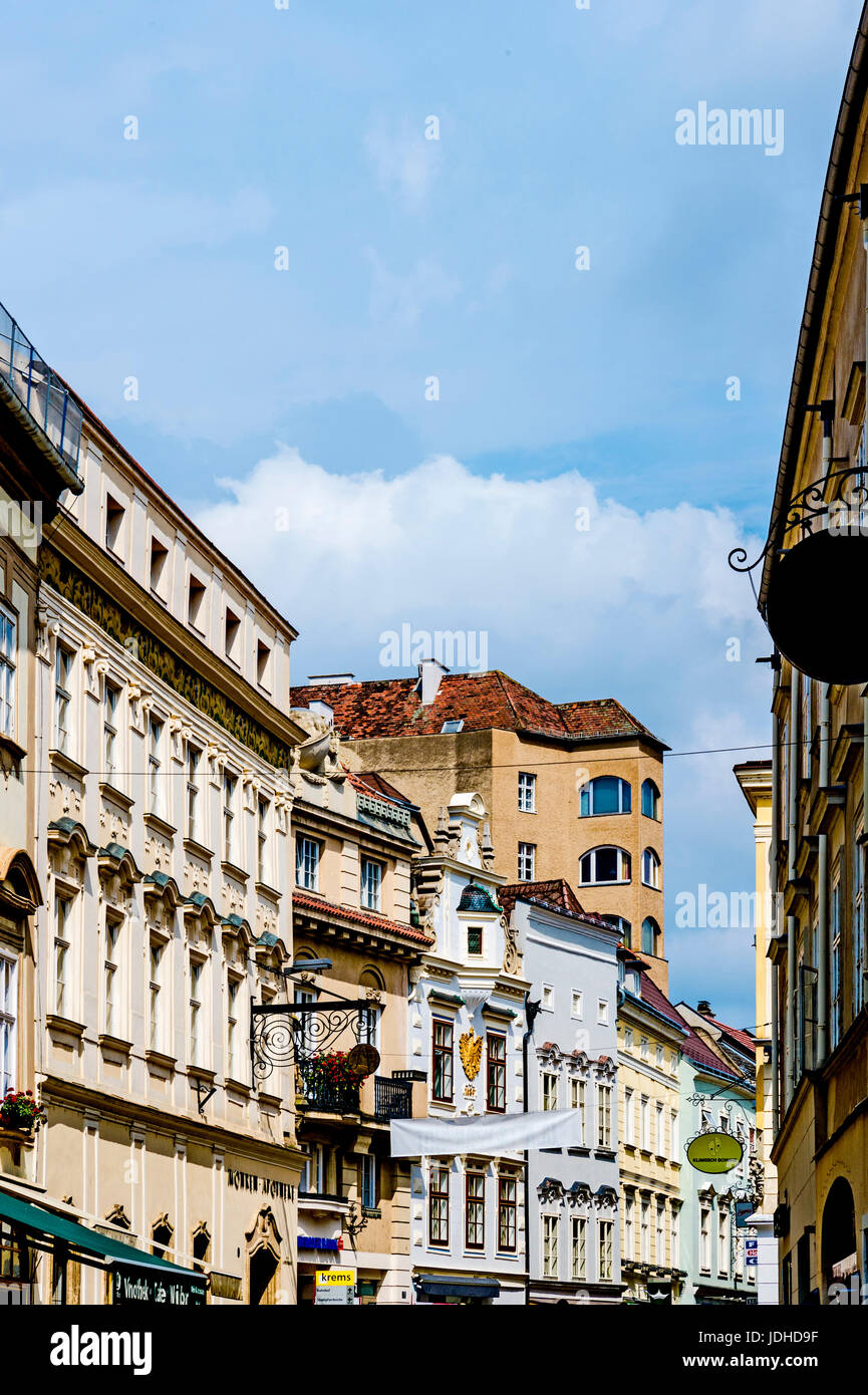 Straßenzeile in Krems an der Donau, Wachau, Österreich; Straße in Krems, Österreich Stockfoto