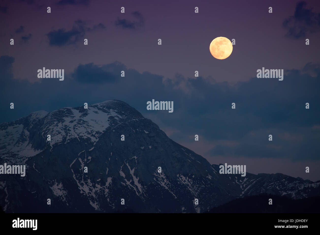 Landschaft in den Alpen mit schneebedeckten Berggipfeln und dem Vollmond, Berchtesgadener Land, Bayern, Deutschland Stockfoto