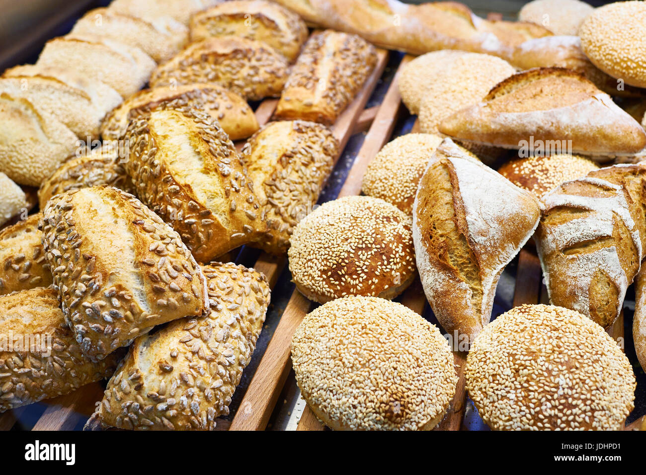 Frische Brötchen auf dem Tresen der Supermarkt Stockfoto