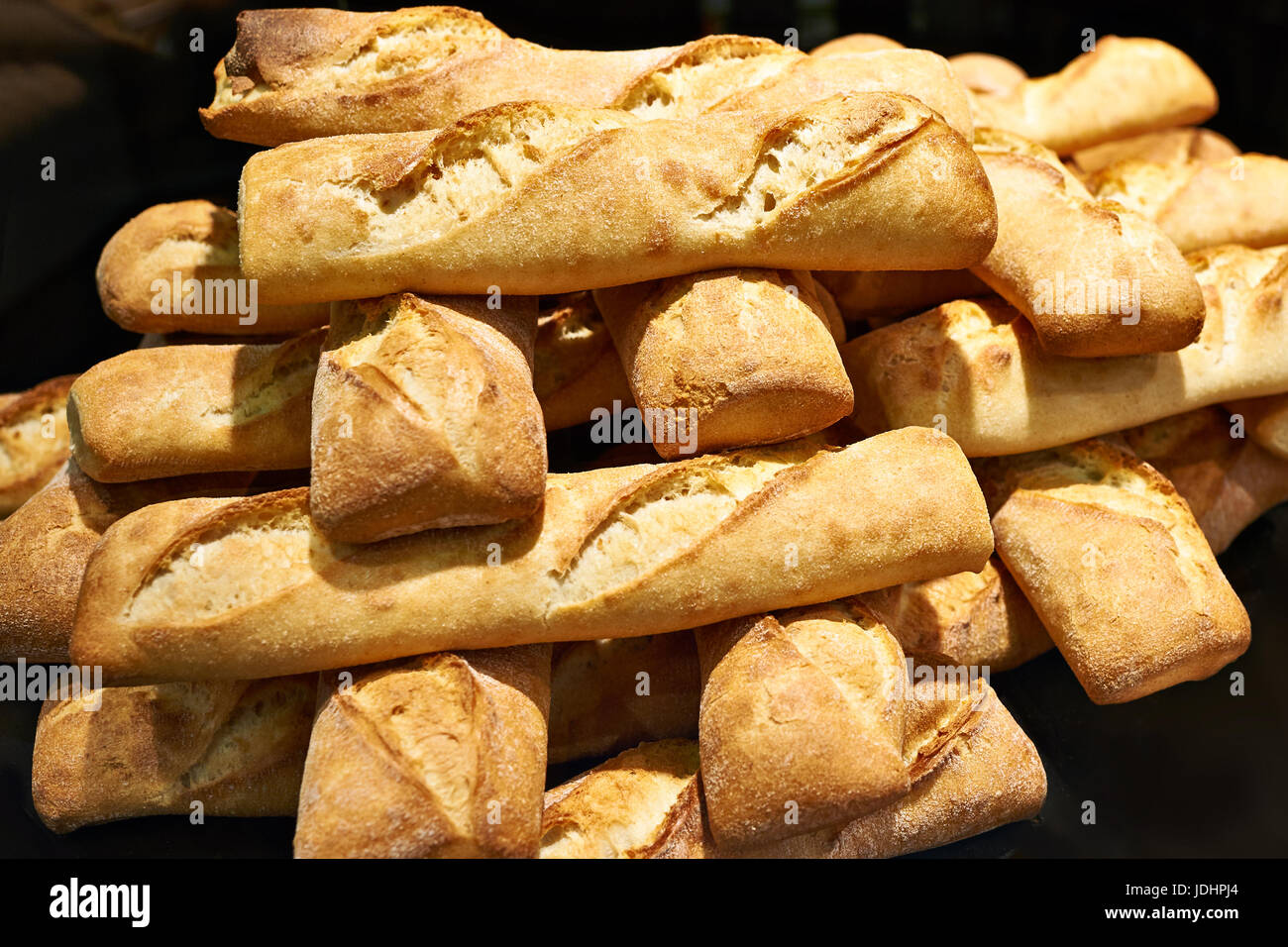 Frische Baguettes Weißbrot auf dem Tresen der Supermarkt Stockfoto