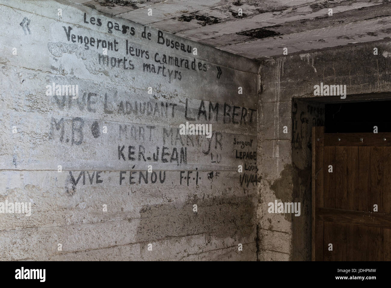 Deutsche WW2 Bunker mit Graffiti erinnern die Französisch, die hingerichtet durch eine Gruppe von französischen Mitarbeitern bekannt als Miliz, Pointe du Grouin, Bri Stockfoto