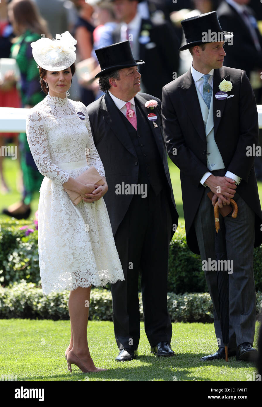 Kate, Herzogin von Cambridge, Sir Francis Brooke, und Prinz William, während der Tag eins des Royal Ascot in Ascot Racecourse. Stockfoto