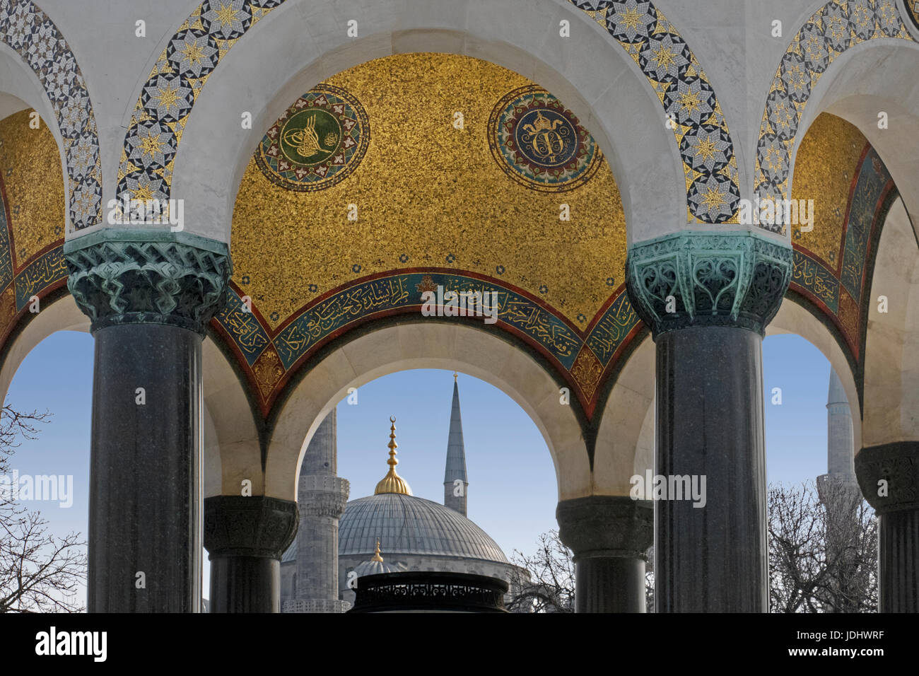Blick auf Sultanahmet Moschee gesehen unter den deutschen Brunnen, Sultanahmet Hippodrom Bereich, Istanbul Türkei Stockfoto